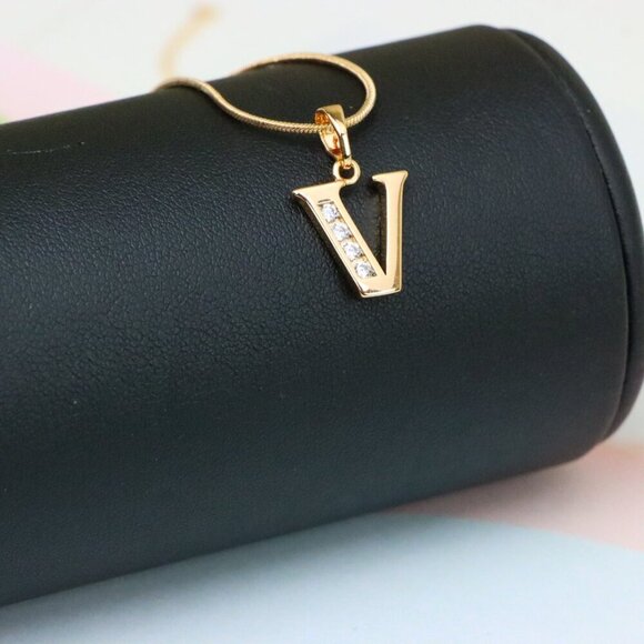 "Rose Gold Letter V Pendant with Sparkling Crystals – Chic Jewelry, XPPT1371 - Picture 5 of 13